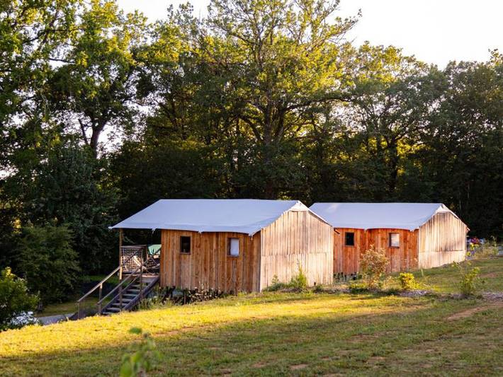 Location de vacances pour 4 personnes, avec terrasse et piscine à Martiel