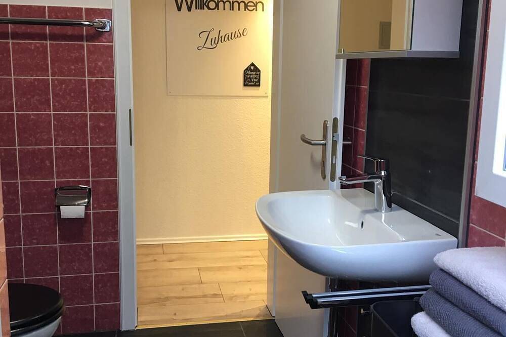 Ganze Wohnung, Neu renovierte Ferienwohnung \"Zwei\" in Haus zur Eiche in Neuhaus im Solling, Holzminden