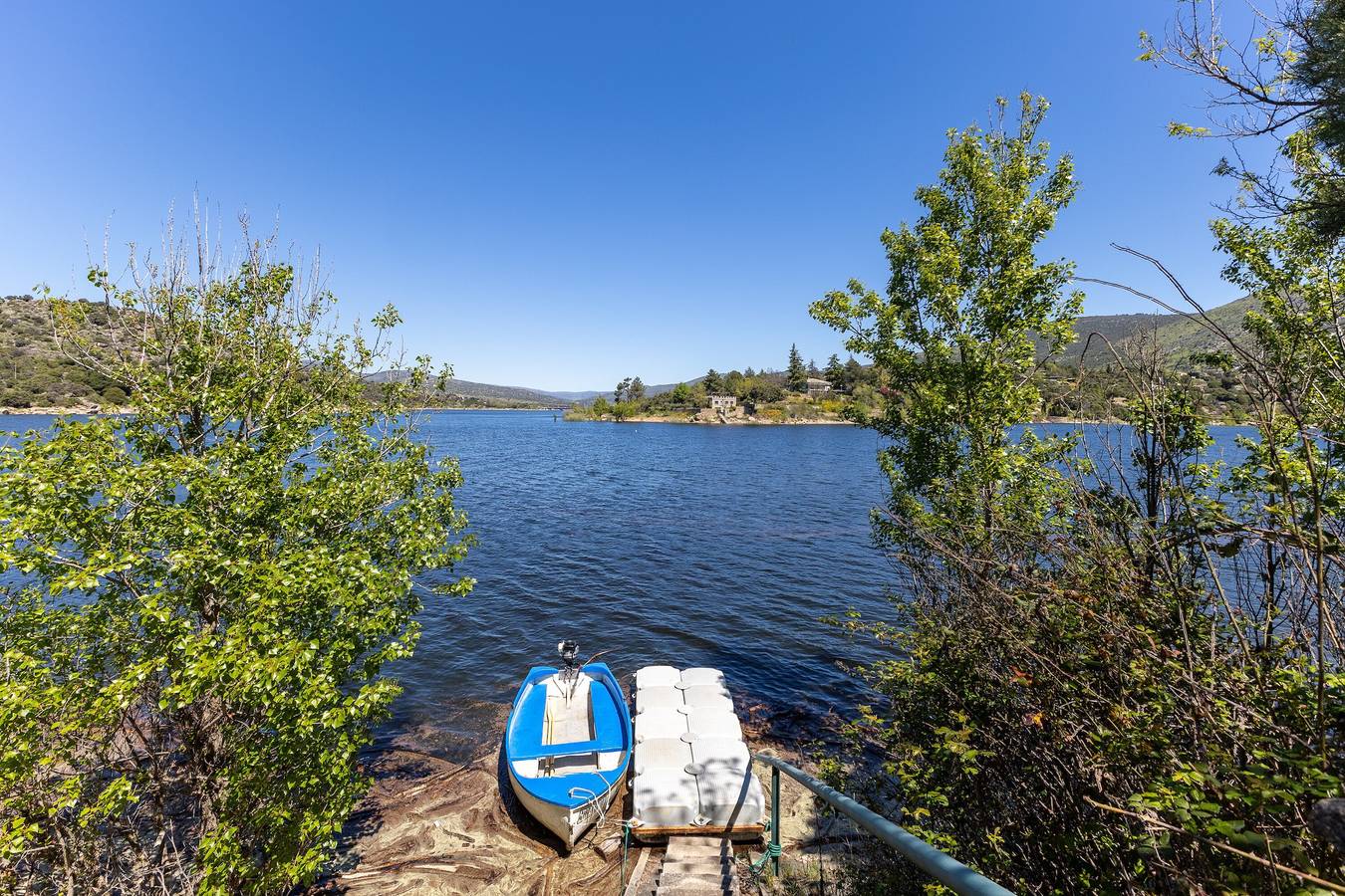 Castillo 'Isla Del Burguillo' con terraza privada, jardín privado y Wi-Fi in El Barraco, Embalse de El Burguillo
