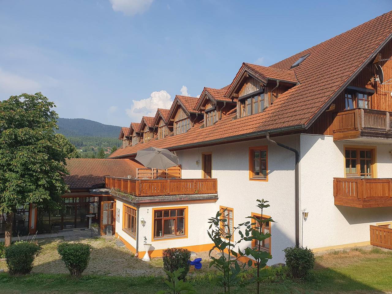 Ferienwohnung "Sonnenzeit" - Ferienwohnung mit großer Südwest-Terrasse & unbegrenztem Osserbad-Zugang in Lohberg, Ostbayern