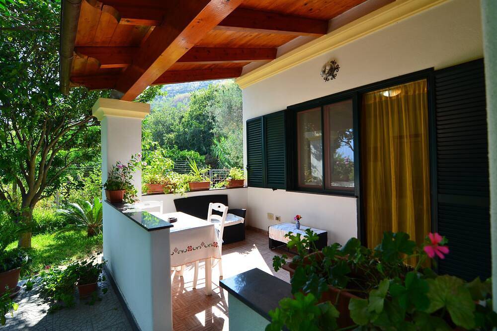 Apartamento entero, Apartment surrounded by nature within walking distance of free hot springs in Forio, Ischia