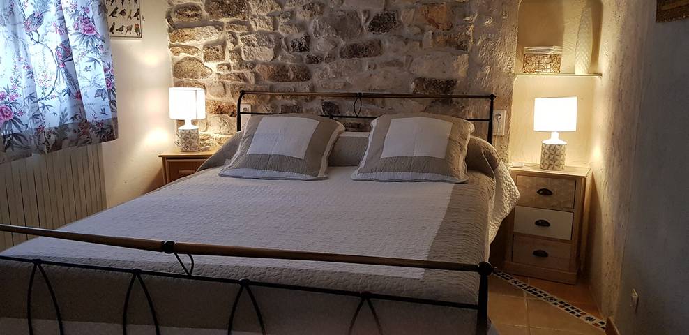 Gîte pour 2 personnes, avec terrasse ainsi que jardin et piscine, animaux acceptés au Parc naturel régional des Alpilles - 4