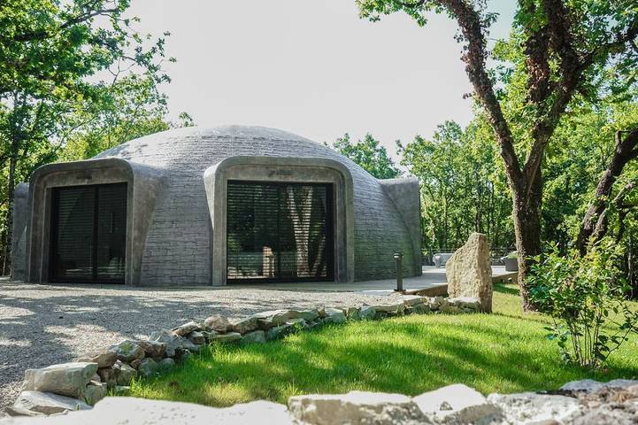 Gîte pour 4 personnes, avec jardin ainsi que terrasse et jacuzzi à Chartrier-Ferrière