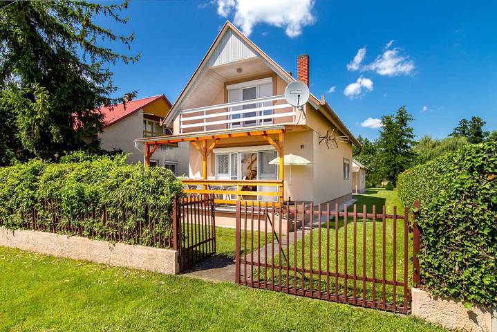 Ferienhaus für 8 Personen, mit Garten und Balkon in Balatonmariafürdö