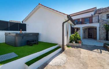 Ferienhaus für 6 Personen, mit Balkon und Garten sowie Whirlpool in Vinjerac
