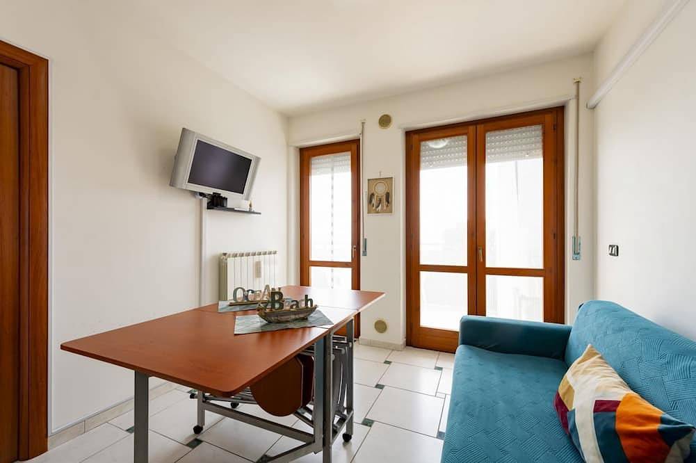 Cozy 42m2 studio apartment for 2 people, on the third floor with lift in the charming village of Tortoreto Alto. The real strong point is the private panoramic terrace for exclusive use, equipped with sea view, Bbq and solarium, ideal for moments of rela in Tortoreto und Umgebung, Adriaküste Abruzzen