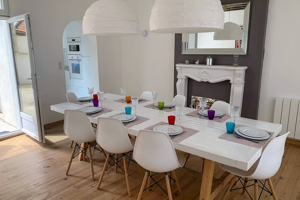 Pretty townhouse in the heart of the village in Rouffignac-Saint-Cernin-de-Reilhac, Périgord Noir