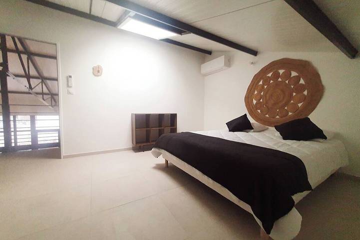 Grand loft moderne avec extérieur privatif, climatisation et stationnement in Montélimar, Région de nyons