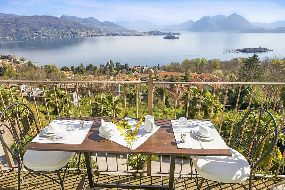 Entire apartment, 2-room apartment with small balcony in an Art Nouveau villa with communal pool in Baveno, Comune di Baveno