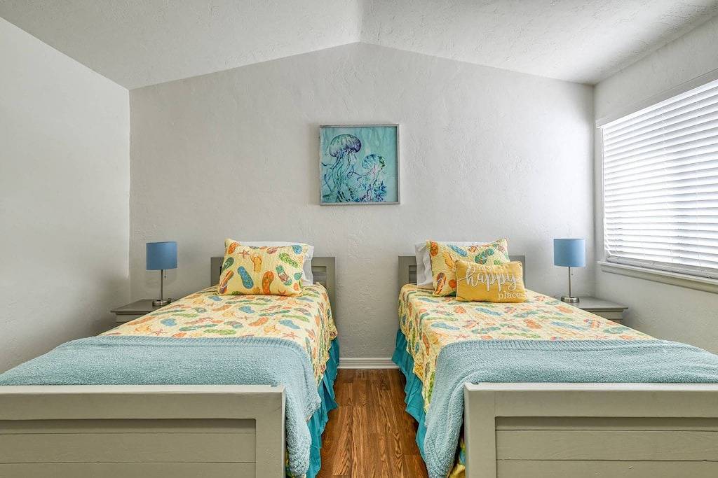 Private Garden, Hot Tub, Fire Pit, Walk to Beach, Minutes to Historic Downtown, $300 in Free Tickets in Vilano Beach, St. Johns County