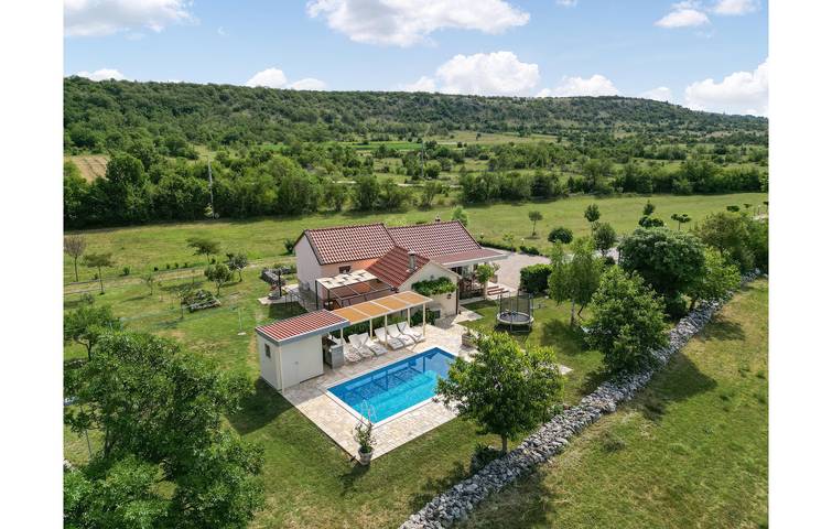 Geräumiges Apartment mit einem Schlafzimmer, Pool und Terrasse in Dalmatinisches Zagora