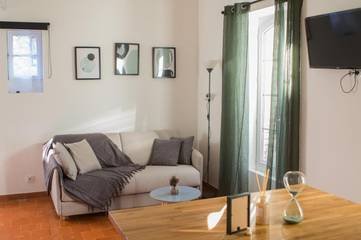 Gîte pour 2 personnes, avec vue ainsi que terrasse et jardin à Cardet