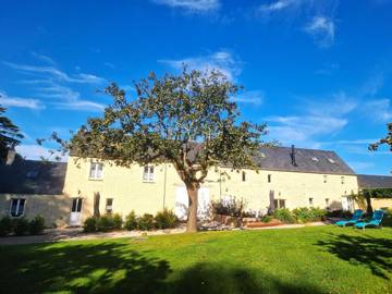 Gîte pour 6 personnes, avec vue ainsi que sauna et jardin à Surrain