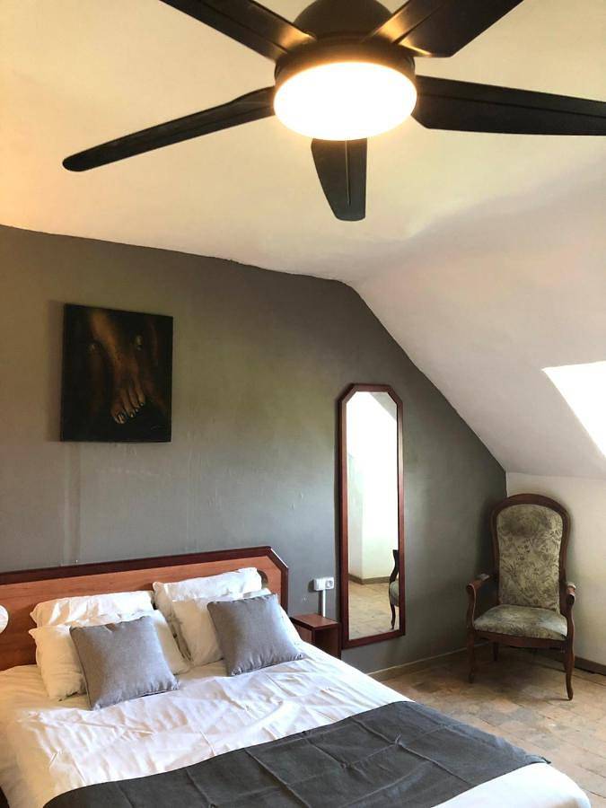 Appartement entier, Appartement - Les Combles Du Chateau Des Marais - Avec vue sur le lac - Pour 2 à 5 Personnes in Saint-Philbert-de-Grand-Lieu, Région de Nantes