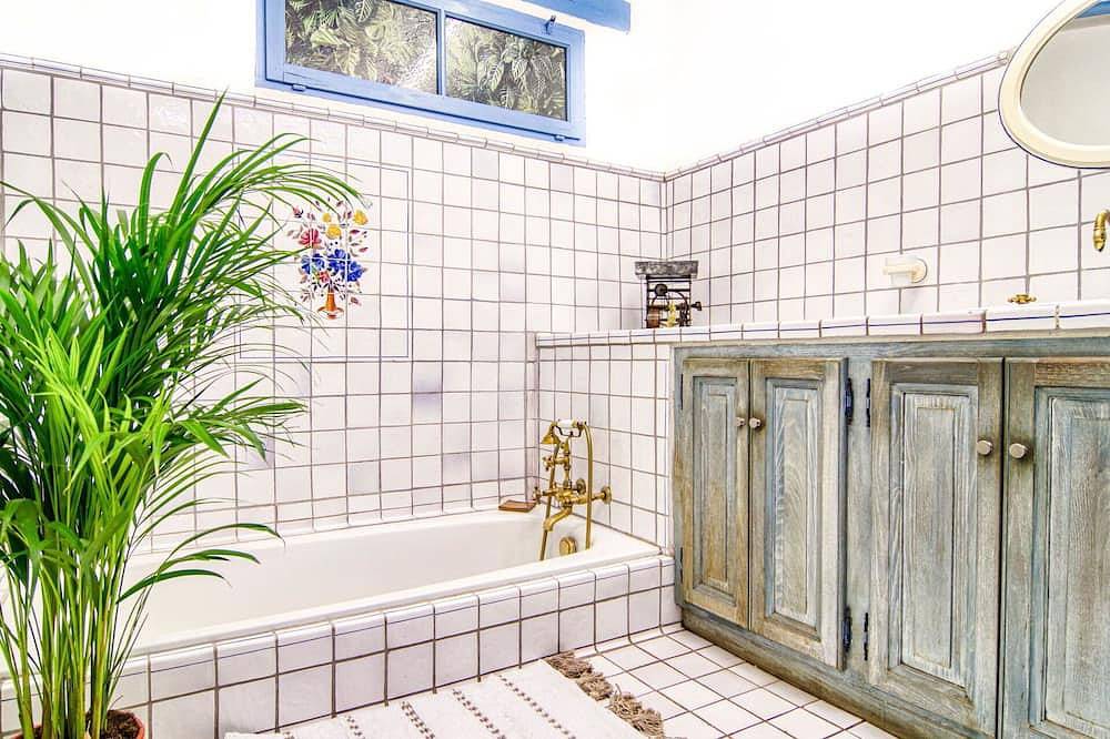 Atemberaubendes alleinstehendes Ferienhaus für 4 Personen mit privatem Pool und Tv in Ampus, Draguignan Region