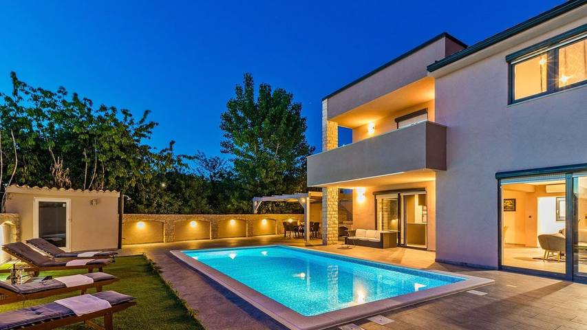 Villa für 8 Personen, mit Garten und Balkon sowie Pool in Fazana