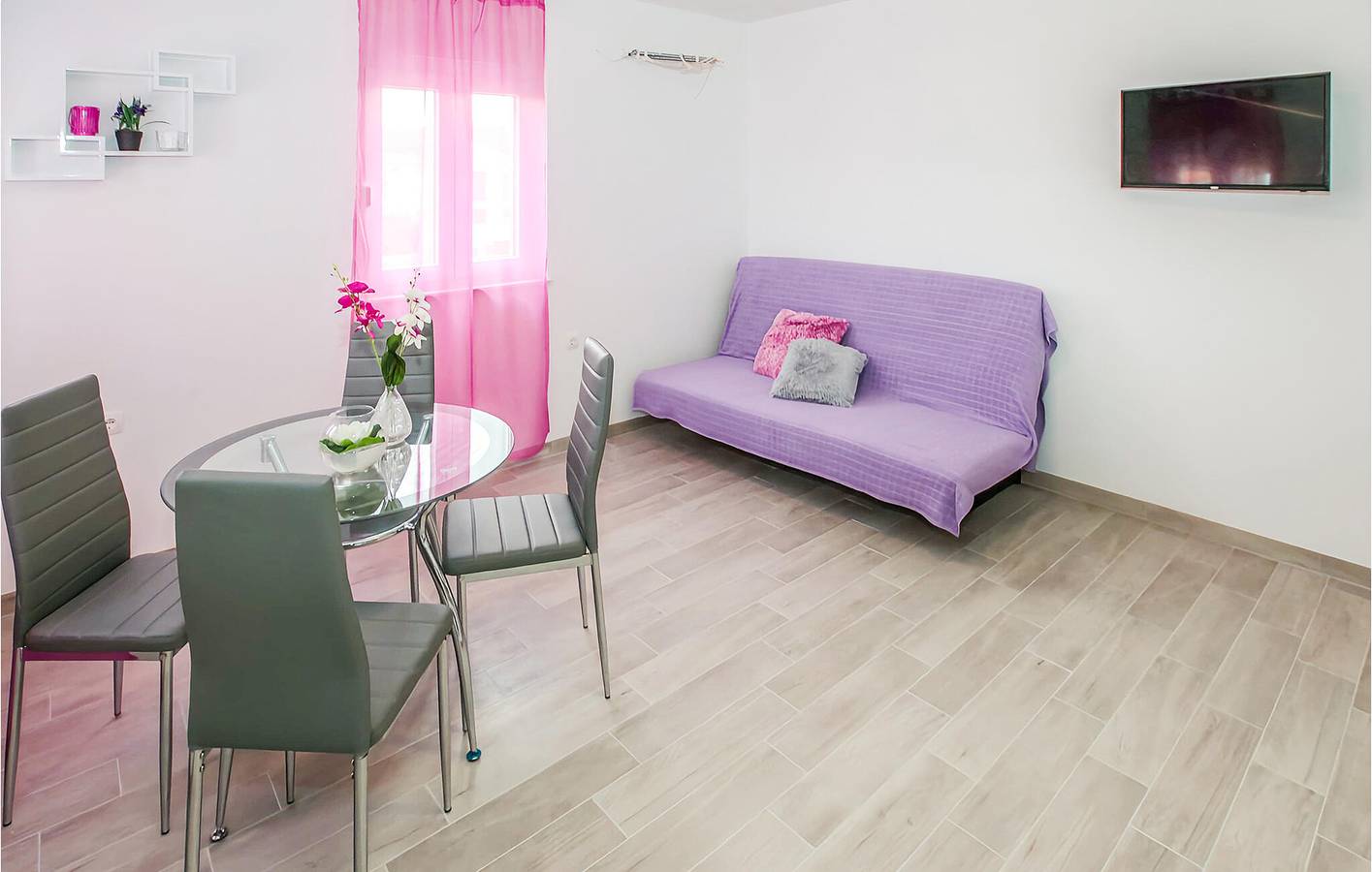 Apartamento vacacional entero, Apartamento con vistas al mar, piscina y terraza, a 2 km de la playa in Rogoznica, Condado de Šibenik-Knin