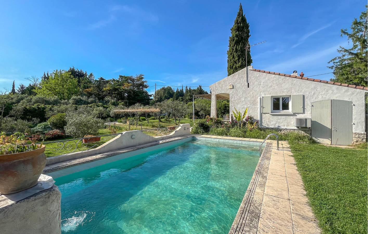 Moderno apartamento con piscina, terraza y WiFi cerca de Fontvieille in Fontvieille, Region de Arles