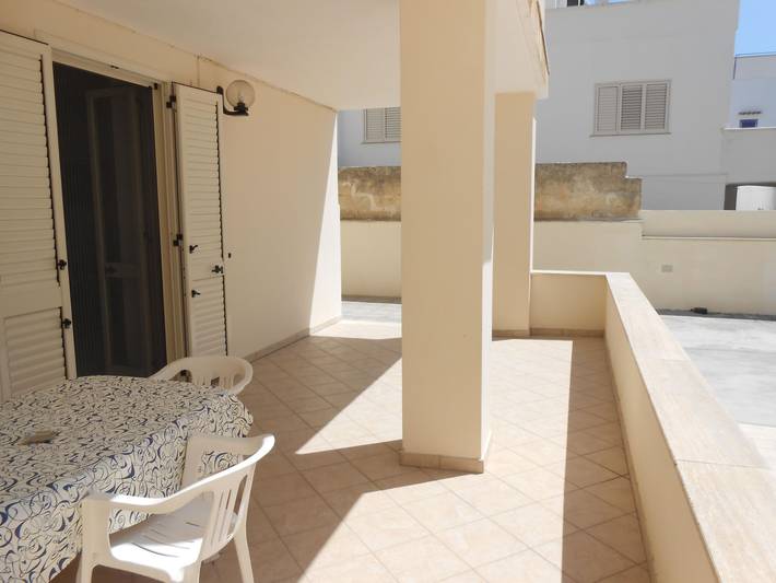 Apartamento entero, Helles, einladendes Appartement mit überdachter Veranda in Strandnähe in Spiaggia libera Santa María di Leuca, Castrignano del Capo