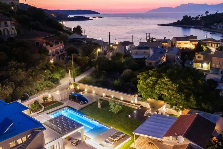 Location de vacances pour 12 personnes, avec piscine et sauna ainsi que terrasse et jardin dans Kassiopi - 4