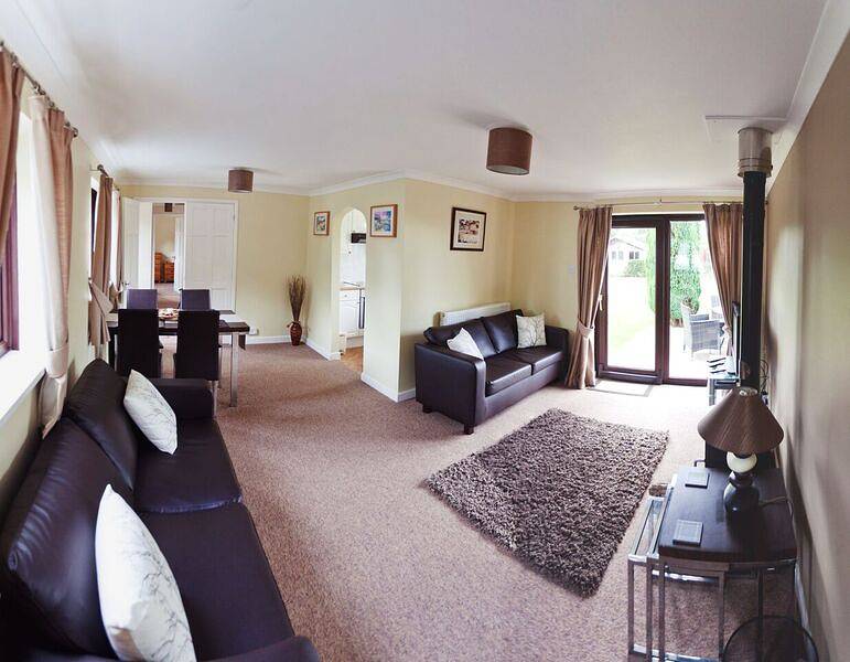 3 Bed Cottage-Sleeps 6-Garden-Hot Tub-Games Room in Cardigan Bay