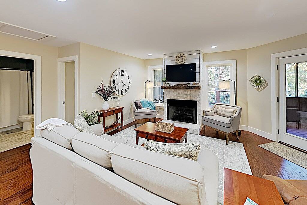 Enchanting new build with screened porch & gourmet kitchen - dog friendly in McDowell County