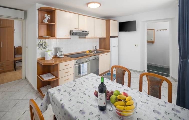 Ganze Ferienwohnung, Urlaub am Meer: Modernes Apartment mit Terrasse und Parkplatz, 200 m vom Strand entfernt in plaža Zambratija, Zambratija