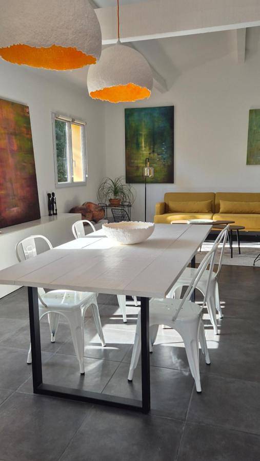 Gîte pour 2 personnes, avec terrasse ainsi que piscine et vue à Lauret