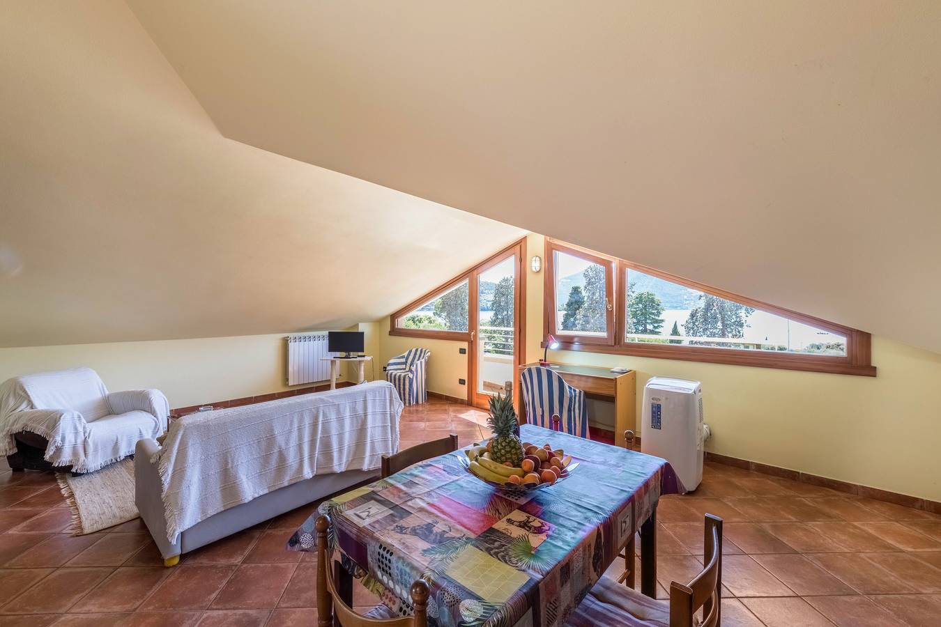 Entire apartment, Apartment 'Casa Caterina Mansarda' with Lake View, Garden & Wi-Fi in Marone, Comune di Marone