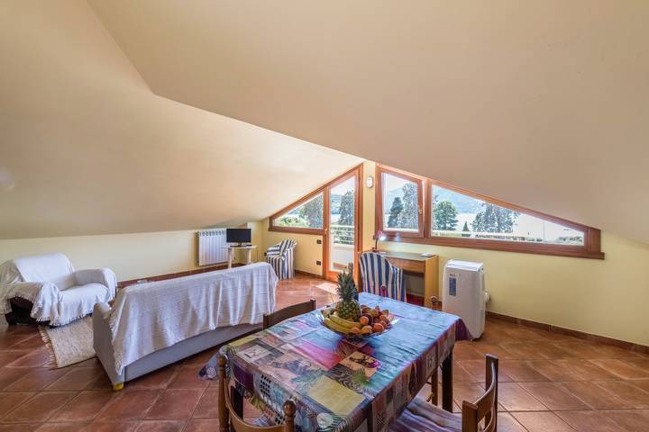 Entire apartment, Apartment 'Casa Caterina Mansarda' with Lake View, Garden & Wi-Fi in Marone, Comune di Marone