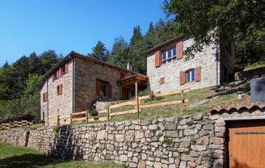 Gîte pour 11 personnes, avec jardin ainsi que jacuzzi et terrasse à Saint-Étienne-de-Serre