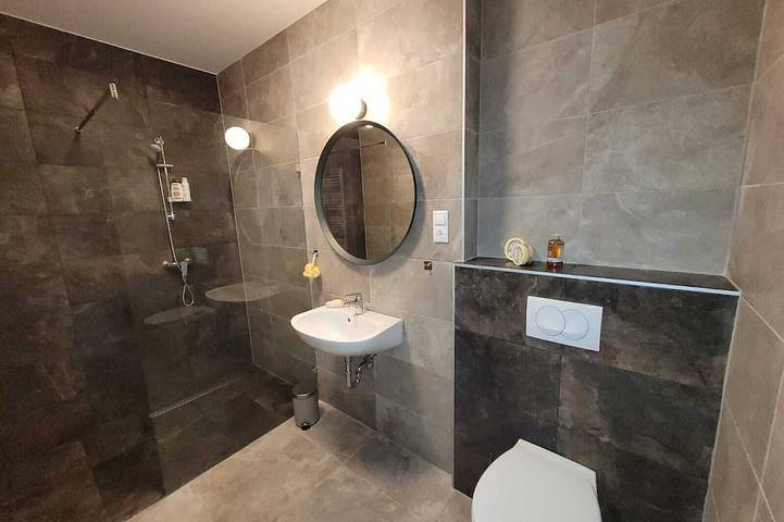 Appartement entier, Appartement Sunset Beach directement sur la plage, mobilier de haute qualité, piscine, jardin, WLAN in Ville de Siófok, Siófok