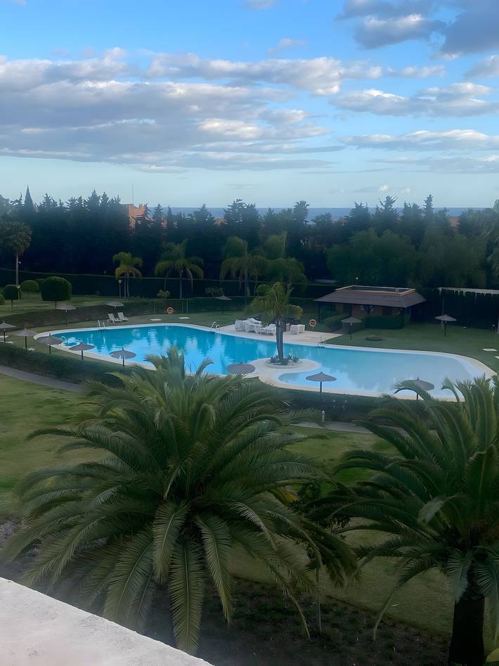 Apartamento entero, Apartamento 'Duplex En Estepona' con piscina compartida, wifi y aire acondicionado in La Resina, Estepona