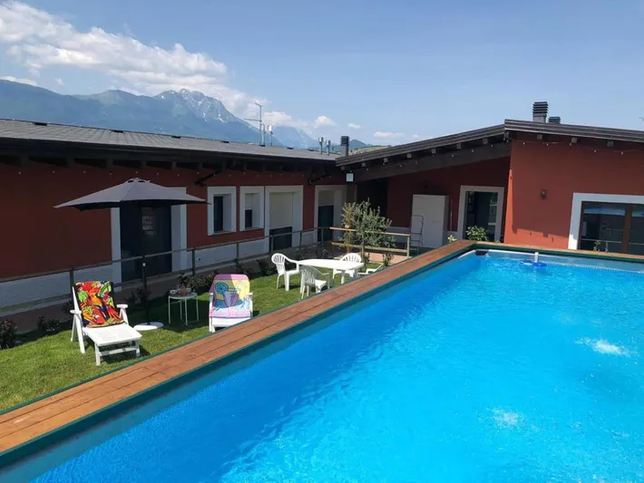 Casa vacanza per 8 persone, con vista lago e terrazza nonché giardino e piscina, con animali domestici - 1