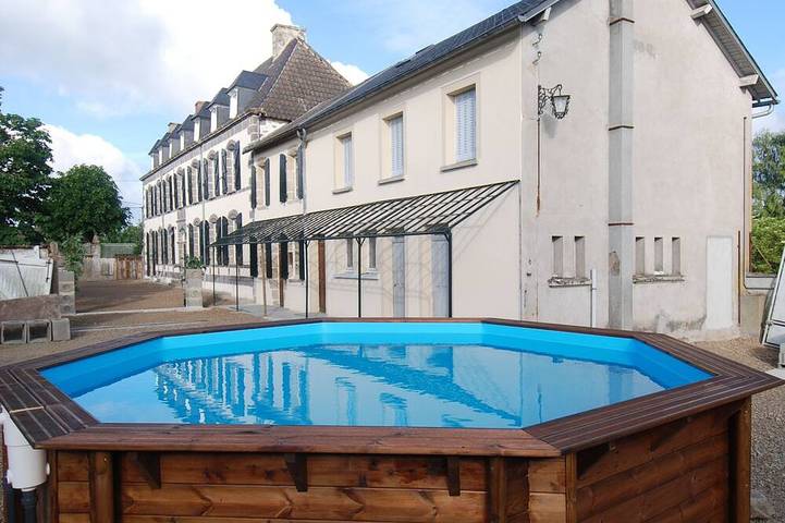 Villa pour 30 personnes, avec jacuzzi et sauna ainsi que jardin et piscine, animaux acceptés