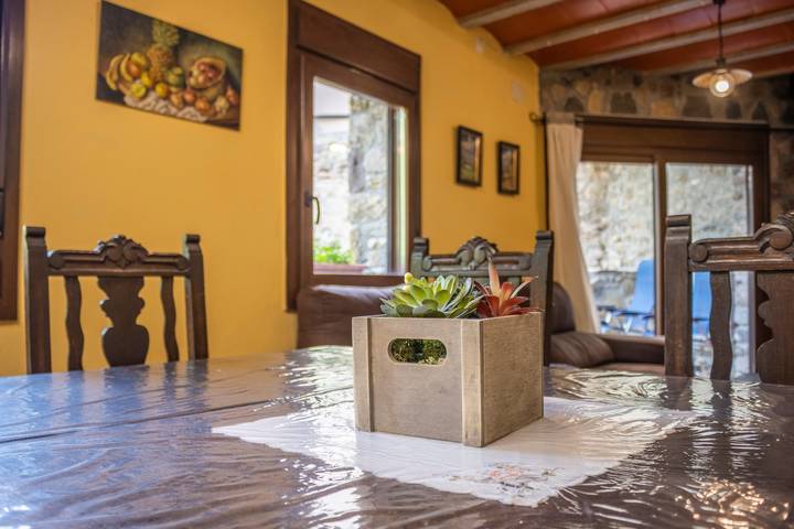 Apartamento entero, Apartamento vacacional "Mossen Batista Faig" con vistas a la montaña, terraza privada y Wi-Fi in Sarroca de Bellera, Pirineo Catalan