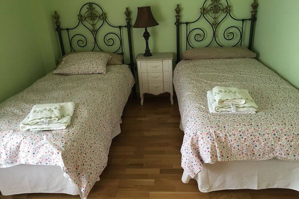 Spacious house (full rental), large terrace with views of the mountains, swimming pool in Torrecaballeros, Province de Ségovie