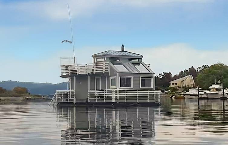 Husbåt for 4 personer, med terrasse og hage i tillegg til utsikt i Fredrikstad 