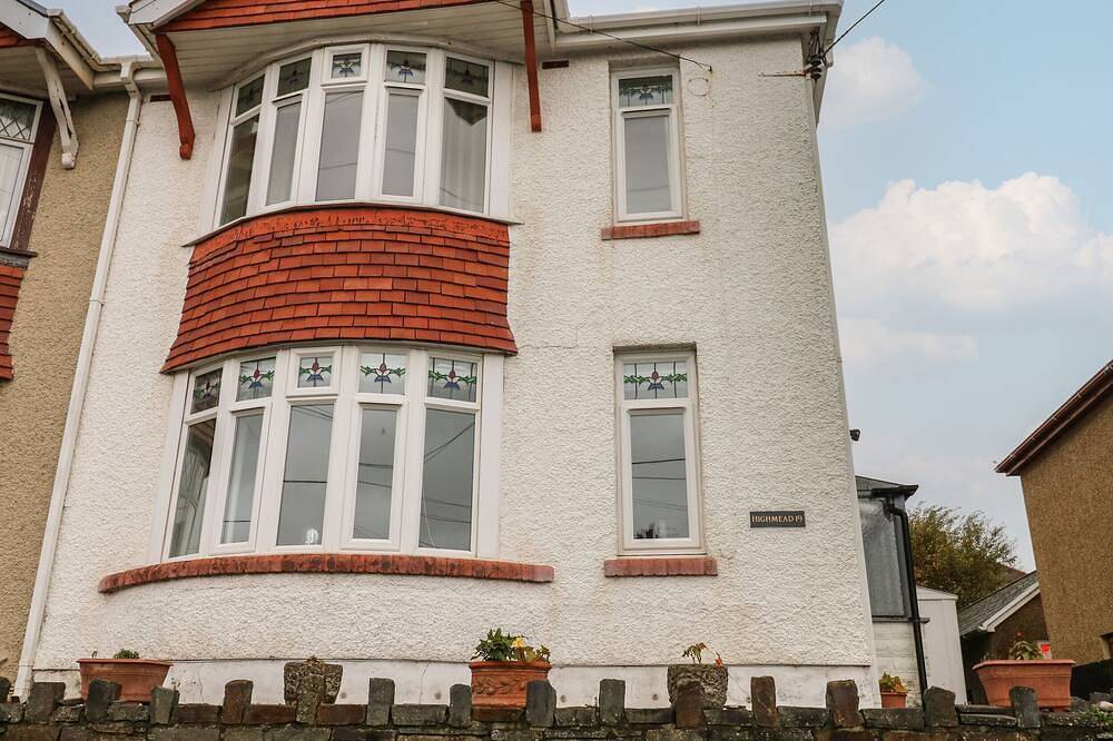 Highmead, pet friendly, character holiday cottage in Burry Port in Burry Port, Carmarthenshire