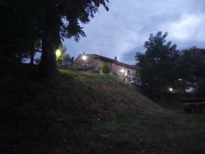 Agriturismo per 4 persone, con Balcone e Terrazza nonché Giardino e Panorama a Crespina Lorenzana