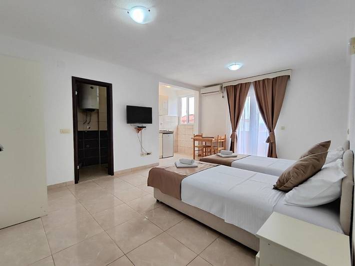 Ferienhaus für 2 Personen, mit Ausblick und Balkon in Budva