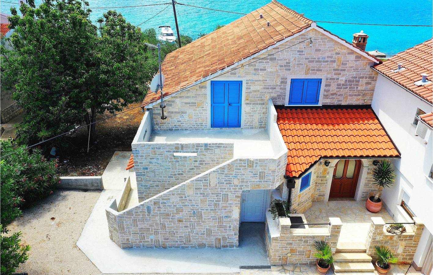 Incantevole appartamento di 135 m² con piscina, vicino alla spiaggia: la vacanza perfetta! in Sutomiscica, Isola di Ugljan