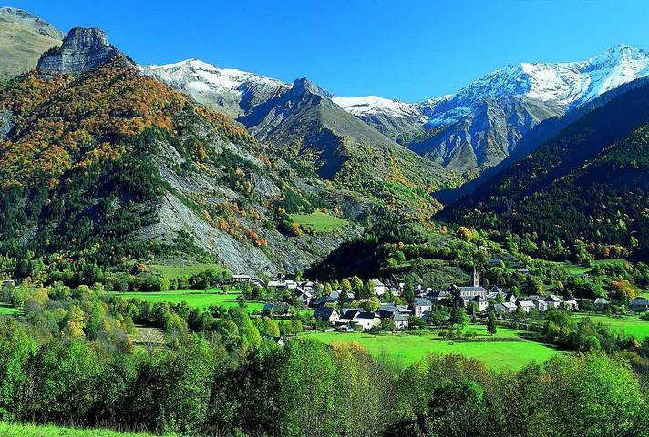 Gîte pour 12 personnes, avec terrasse et jardin dans Le Périer