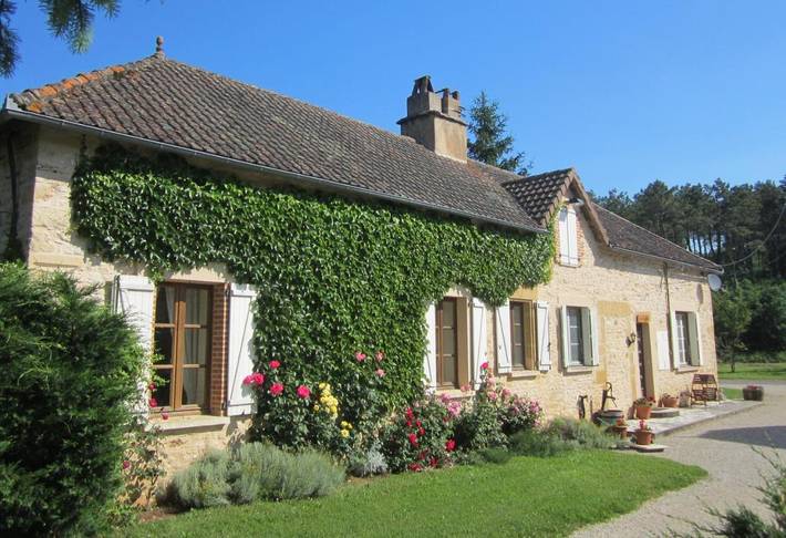 Location de vacances pour 4 personnes, avec Terrasse et Jacuzzi ainsi que Jardin et Piscine à Marminiac