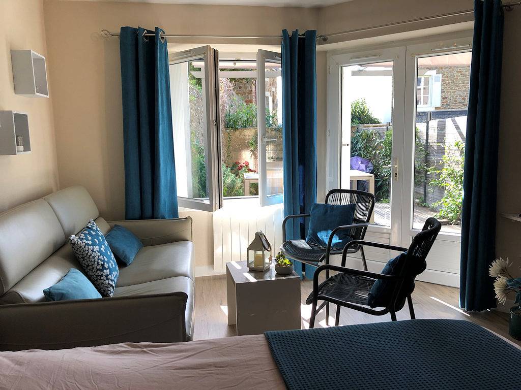 Studio entier, Charmant Studio terrasse et jardin 100m mer, Wifi, vélos, parking in Saint-Malo, Région de Saint-Malo