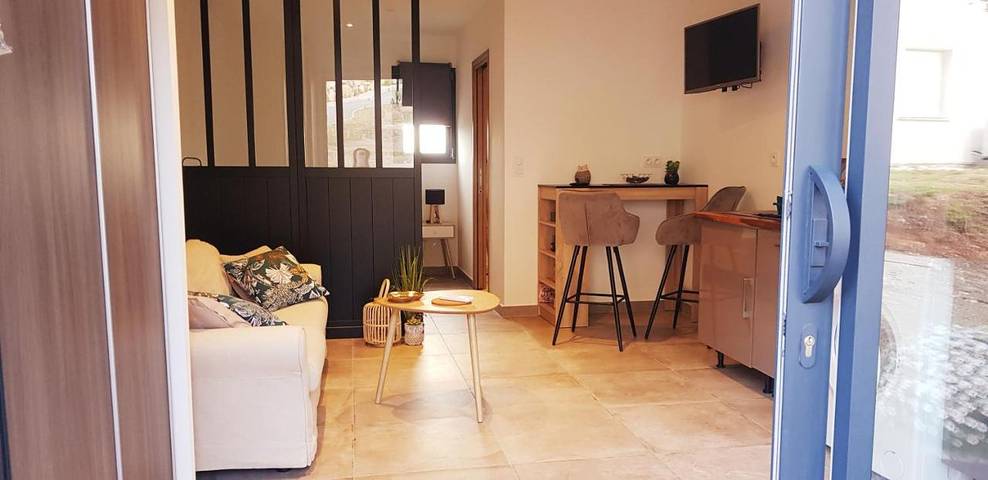 Gîte pour 2 personnes, avec vue ainsi que terrasse et jardin à Castirla