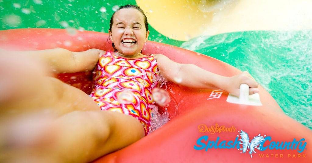 Upscale cabin w/ Mountain Views & fireworks viewing from Hot Tub, Free Passes in Gatlinburg, Sevier County