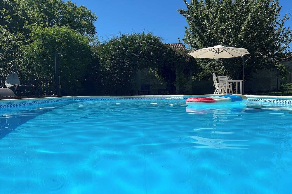 La Colline de Tilleul - beautiful cottage near Aubeterre with pool 4 Star Rated! in Saint-Romain, Charente