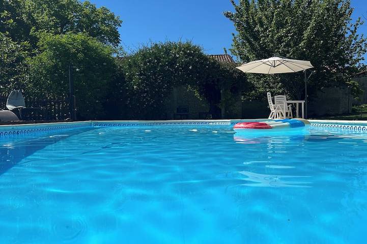 Gîte pour 2 personnes, avec terrasse ainsi que jardin et jacuzzi