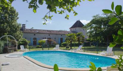Gîte pour 15 personnes, avec vue ainsi que jardin et piscine, animaux acceptés à Thénac